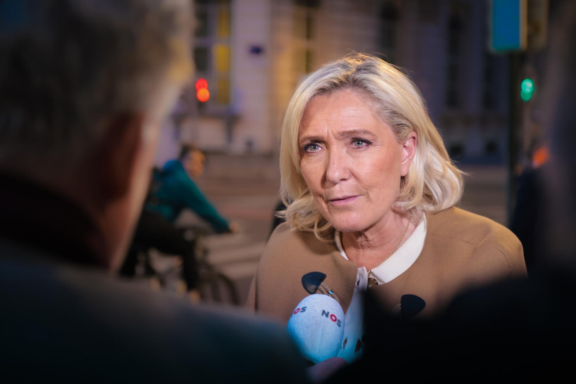 Ле Пен похвалила Орбана за блокування кредиту ЄС для України Ле Пен похвалила Орбана за блокування кредиту ЄС для України